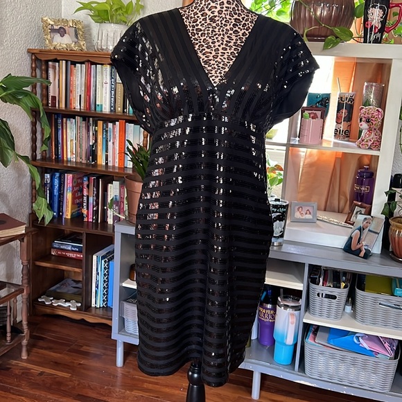 Sparkly Black Dresses bring out the best in everyone. - Picture 3 of 6